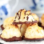 Rochers coco (ou congolais) au lait concentré, trempés dans du chocolat. Recette facile, rapide, à base de blancs d’oeufs (sans jaunes d'oeufs) et sans gluten. Ils sont moelleux à l’intérieur et croustillant à l’extérieur. Un vrai DÉLICE tout simple!