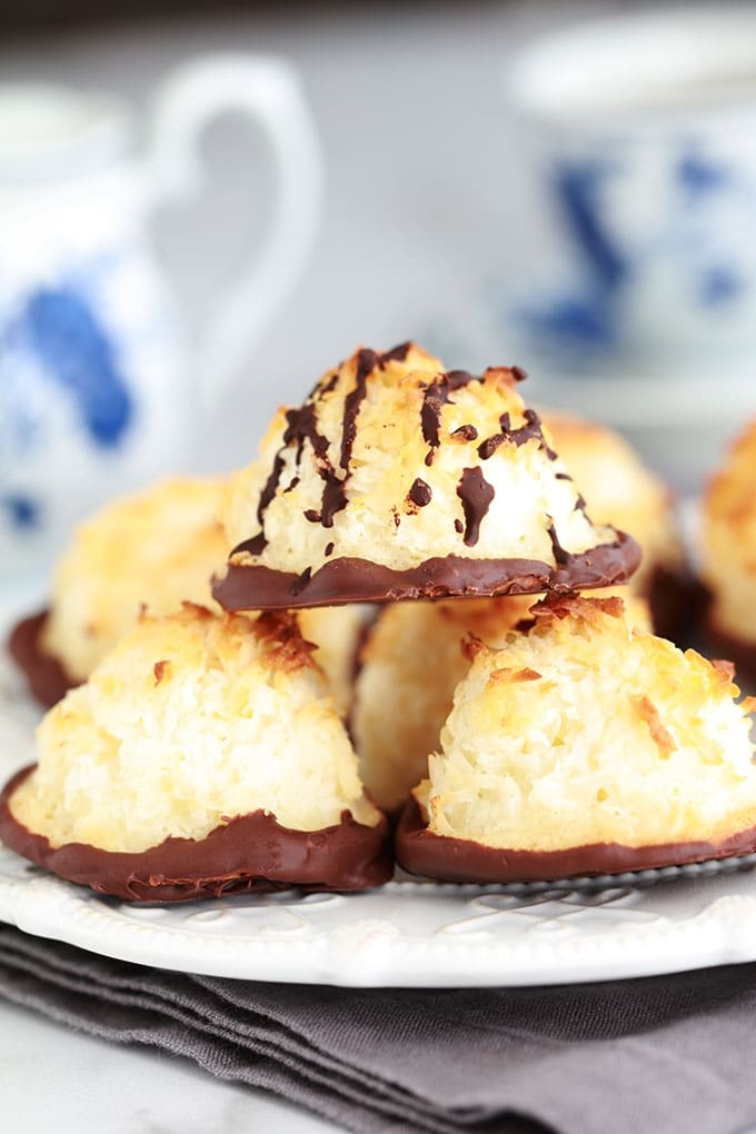 Rochers coco (ou congolais) au lait concentré, trempés dans du chocolat. Recette facile, rapide, à base de blancs d’oeufs (sans jaunes d'oeufs) et sans gluten. Ils sont moelleux à l’intérieur et croustillant à l’extérieur. Un vrai DÉLICE tout simple!