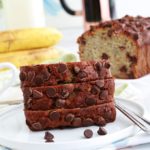 Ce banana bread aux pépites de chocolat est ultra moelleux. Recette inratable et anti-gaspillage (bananes très mûres), facile et rapide à préparer. Un seul bol, une fourchette, moins de 10 minutes de préparation!