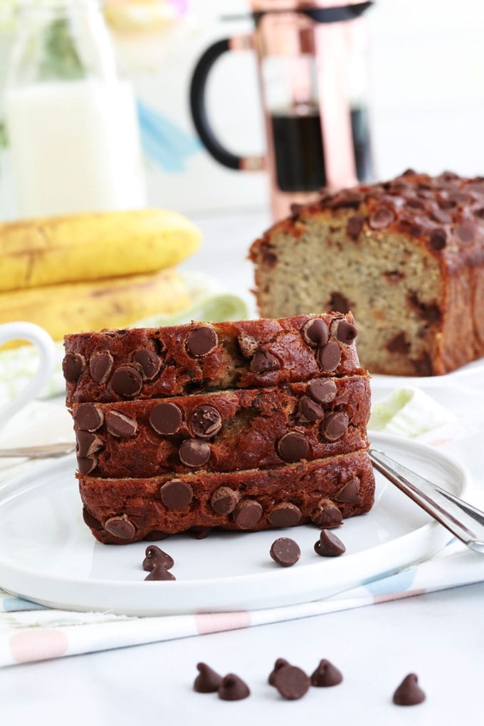 Ce banana bread aux pépites de chocolat est ultra moelleux. Recette inratable et anti-gaspillage (bananes très mûres), facile et rapide à préparer. Un seul bol, une fourchette, moins de 10 minutes de préparation!