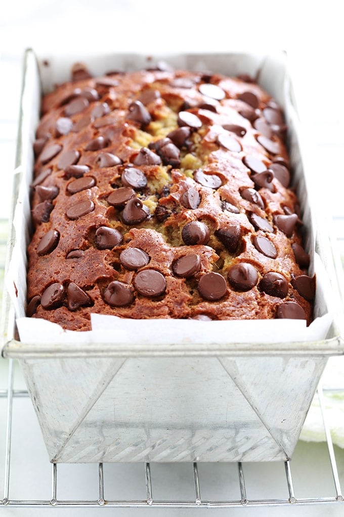 Ce banana bread aux pépites de chocolat est ultra moelleux. Recette inratable et anti-gaspillage (bananes très mûres), facile et rapide à préparer. Un seul bol, une fourchette, moins de 10 minutes de préparation!