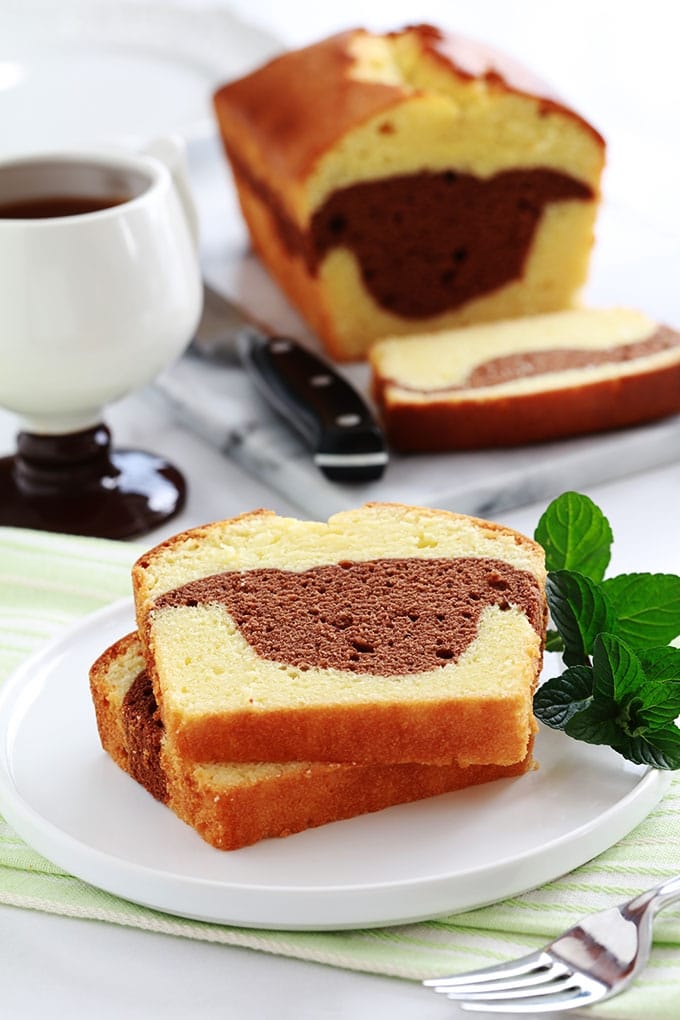 Délicieux cake marbré au cacao, facile et ultra moelleux. A base de jaunes d'oeufs et de yaourt. Une recette très pratique pour utiliser des restes de jaunes d’oeufs.