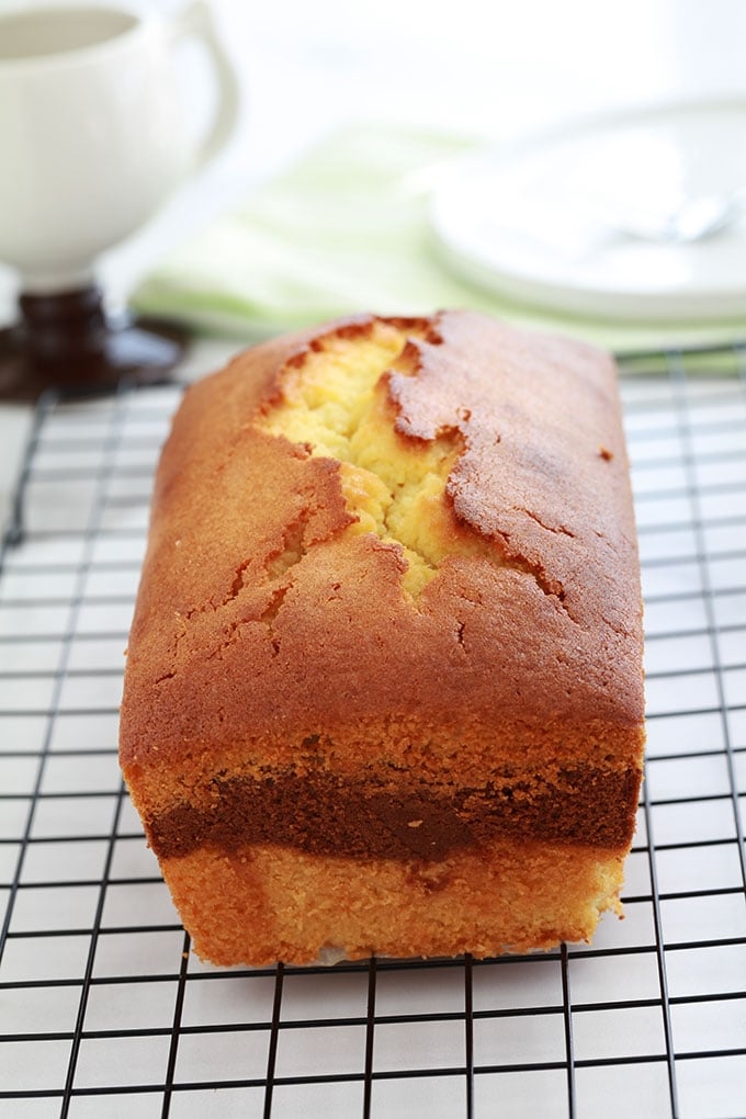 Délicieux cake marbré au cacao, facile et ultra moelleux. A base de jaunes d'oeufs et de yaourt. Une recette très pratique pour utiliser des restes de jaunes d’oeufs.