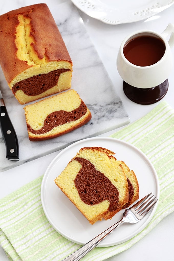 Délicieux cake marbré au cacao, facile et ultra moelleux. A base de jaunes d'oeufs et de yaourt. Une recette très pratique pour utiliser des restes de jaunes d’oeufs.