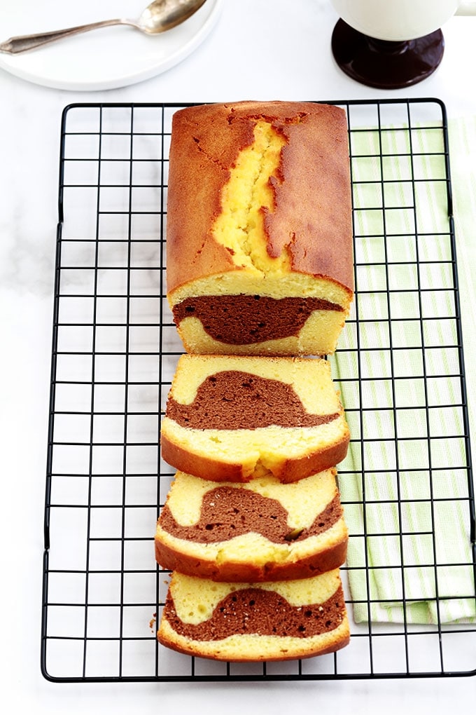 Délicieux cake marbré au cacao, facile et ultra moelleux. A base de jaunes d'oeufs et de yaourt. Une recette très pratique pour utiliser des restes de jaunes d’oeufs.