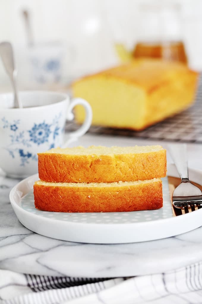 Cake ultra moelleux au yaourt pour écouler des jaunes d’oeufs restants. Très facile, parfumé et anti gaspillage. Vous pouvez garder la recette nature ou ajouter des fruits (frais, secs, au sirop), du chocolat, des noix, ...