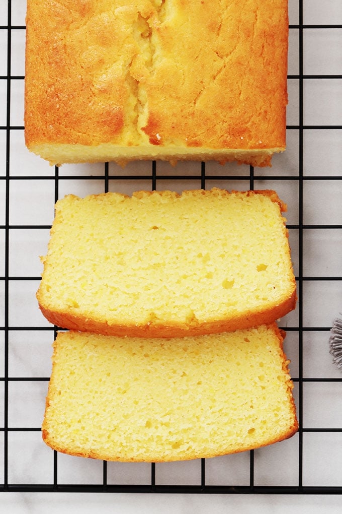 Cake ultra moelleux au yaourt pour écouler des jaunes d’oeufs restants. Très facile, parfumé et anti gaspillage. Vous pouvez garder la recette nature ou ajouter des fruits (frais, secs, au sirop), du chocolat, des noix, ...