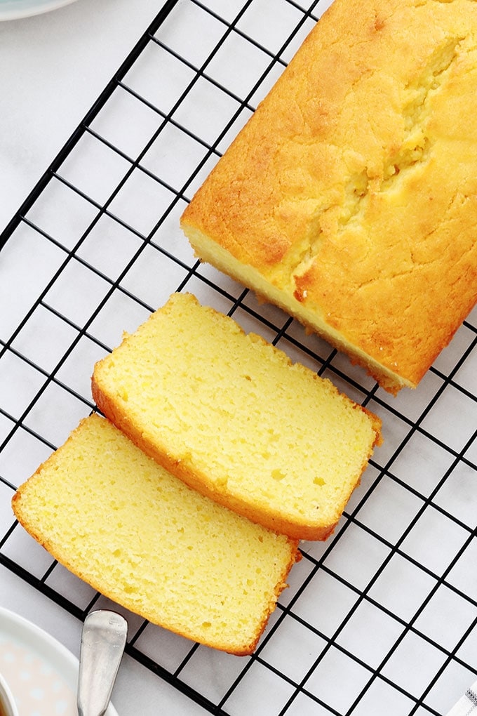 Cake ultra moelleux au yaourt pour écouler des jaunes d’oeufs restants. Très facile, parfumé et anti gaspillage. Vous pouvez garder la recette nature ou ajouter des fruits (frais, secs, au sirop), du chocolat, des noix, ...