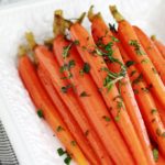 Recette des carottes rôties au miel et aux herbes. Simple et rapide. Les carottes sont tendres et fondantes. Peu d’ingrédients et moins de 4 minutes de préparation. Superbes pour accompagner presque tout : une viande rouge, un poulet rôti, du poisson…
