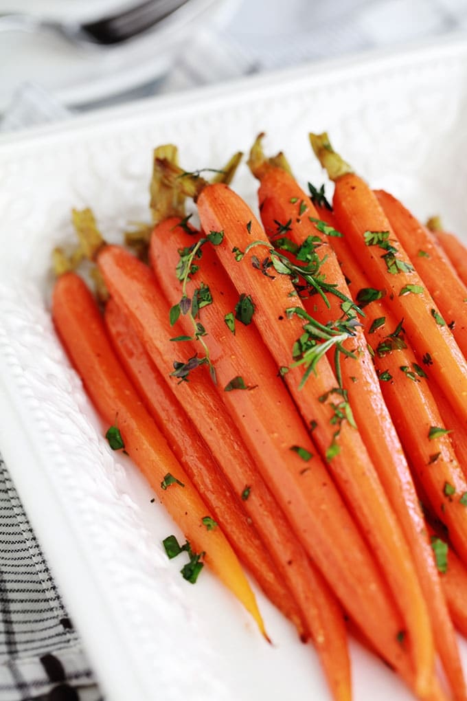 Recette des carottes rôties au miel et aux herbes. Simple et rapide. Les carottes sont tendres et fondantes. Peu d’ingrédients et moins de 4 minutes de préparation. Superbes pour accompagner presque tout : une viande rouge, un poulet rôti, du poisson…