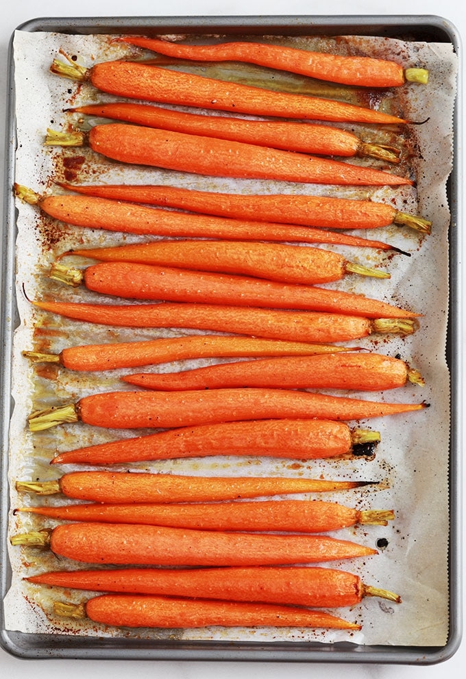 Recette des carottes rôties au miel et aux herbes. Simple et rapide. Les carottes sont tendres et fondantes. Peu d’ingrédients et moins de 4 minutes de préparation. Superbes pour accompagner presque tout : une viande rouge, un poulet rôti, du poisson…