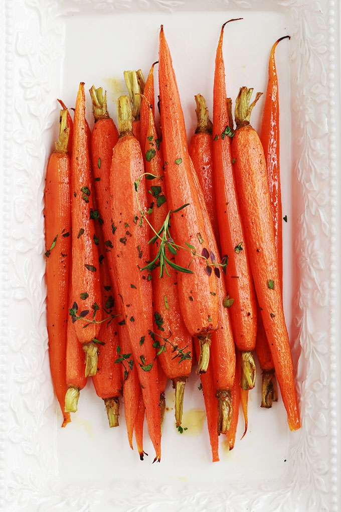 Recette des carottes rôties au miel et aux herbes. Simple et rapide. Les carottes sont tendres et fondantes. Peu d’ingrédients et moins de 4 minutes de préparation. Superbes pour accompagner presque tout : une viande rouge, un poulet rôti, du poisson…