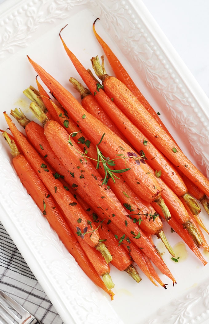 Recette des carottes rôties au miel et aux herbes. Simple et rapide. Les carottes sont tendres et fondantes. Peu d’ingrédients et moins de 4 minutes de préparation. Superbes pour accompagner presque tout : une viande rouge, un poulet rôti, du poisson…