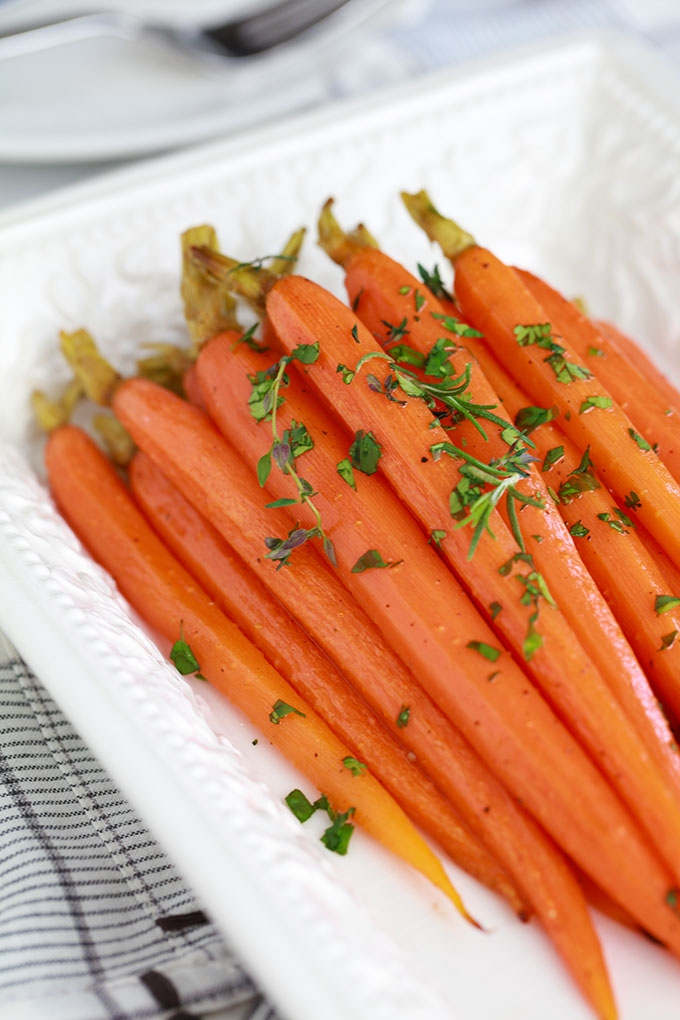 Recette des carottes rôties au miel et aux herbes. Simple et rapide. Les carottes sont tendres et fondantes. Peu d’ingrédients et moins de 4 minutes de préparation. Superbes pour accompagner presque tout : une viande rouge, un poulet rôti, du poisson…