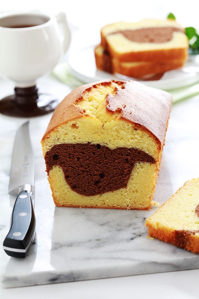 Délicieux cake marbré au cacao, facile et ultra moelleux. A base de jaunes d'oeufs et de yaourt. Une recette très pratique pour utiliser des restes de jaunes d’oeufs.