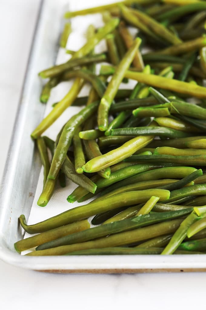 Haricots verts blanchis seches avec du papier absorbant