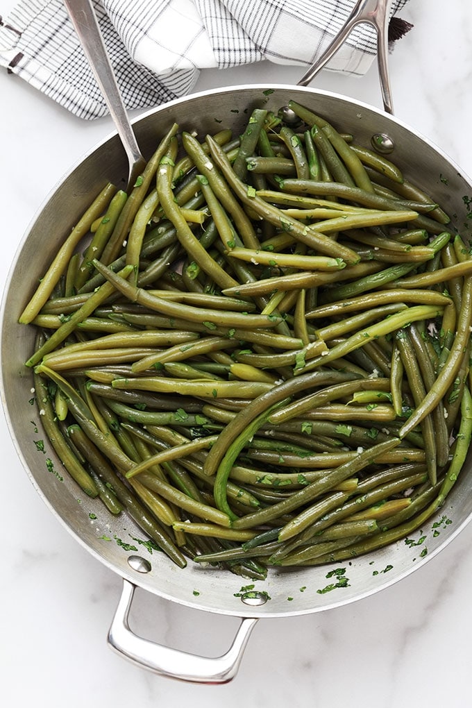 Ces haricots verts sautés au beurre, ail et persil sont magnifiques pour accompagner presque tout! La recette est simple et rapide. En plus, le plat est savoureux avec un minimum d'ingrédients. Et vous pouvez utiliser des haricots frais, surgelés ou en conserve. Que demander de plus ? :)