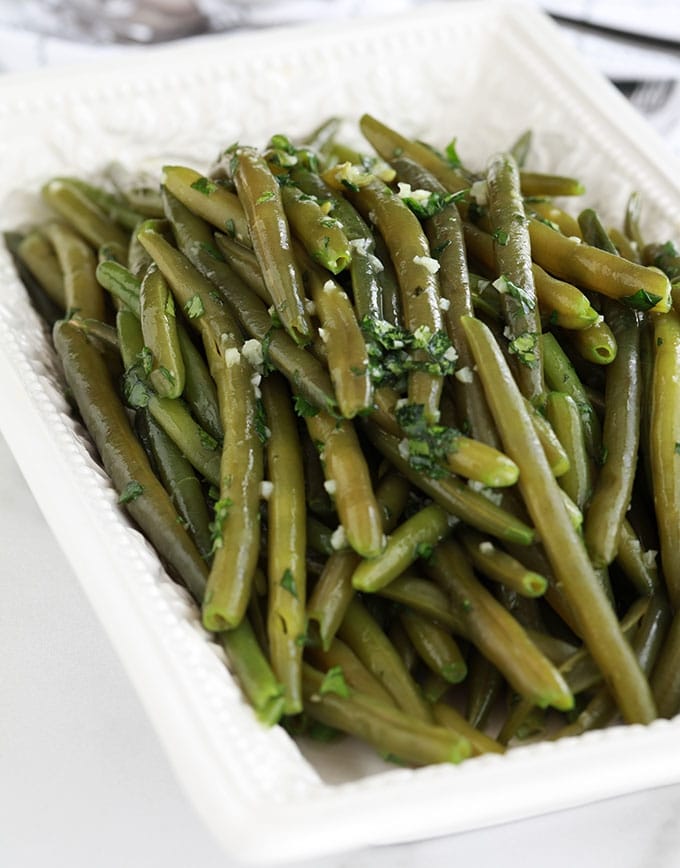 Ces haricots verts sautés au beurre, ail et persil sont magnifiques pour accompagner presque tout! La recette est simple et rapide. En plus, le plat est savoureux avec un minimum d'ingrédients. Et vous pouvez utiliser des haricots frais, surgelés ou en conserve. Que demander de plus ? :)