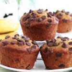 Muffins banane et pépites de chocolat hyper moelleux, sur la base du Banana bread classique. Recette facile et anti-gaspillage. Pratique pour utiliser des bananes trop mûres. L’avantage : cuisson plus rapide!