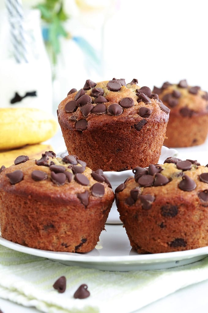 Muffins banane et pépites de chocolat hyper moelleux, sur la base du Banana bread classique. Recette facile et anti-gaspillage. Pratique pour utiliser des bananes trop mûres. L’avantage : cuisson plus rapide!