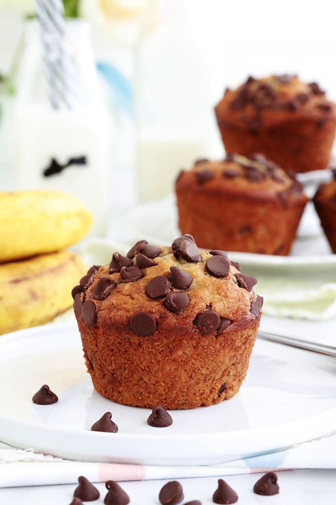 Muffins banane et pépites de chocolat hyper moelleux, sur la base du Banana bread classique. Recette facile et anti-gaspillage. Pratique pour utiliser des bananes trop mûres. L’avantage : cuisson plus rapide!