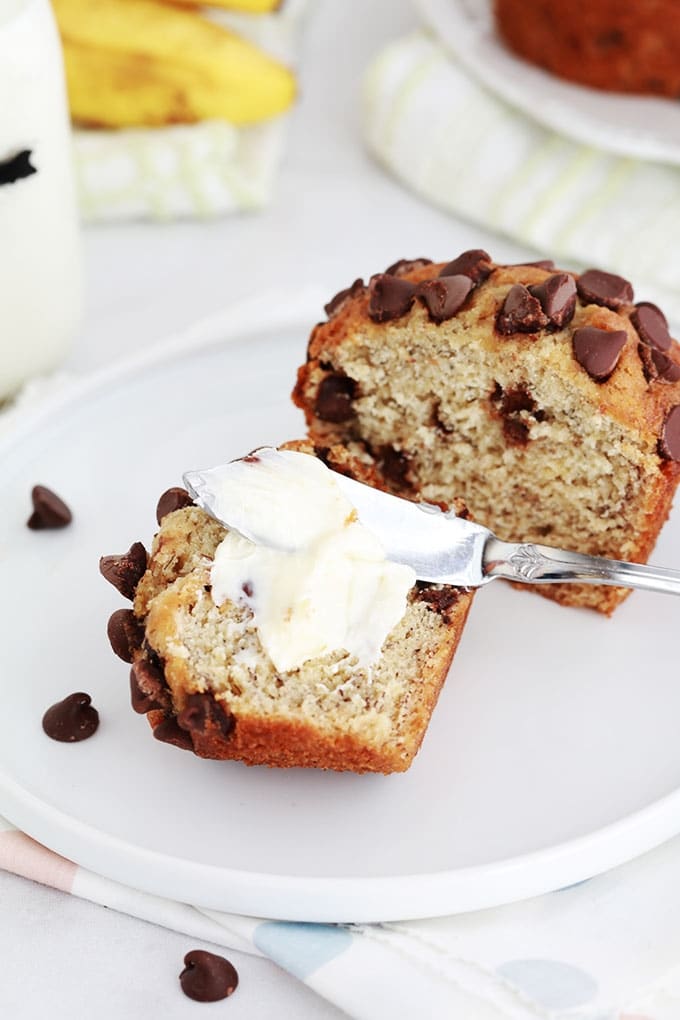 Muffins banane et pépites de chocolat hyper moelleux, sur la base du Banana bread classique. Recette facile et anti-gaspillage. Pratique pour utiliser des bananes trop mûres. L’avantage : cuisson plus rapide!