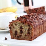 Ce banana bread aux pépites de chocolat est ultra moelleux. Recette inratable et anti-gaspillage (bananes très mûres), facile et rapide à préparer. Un seul bol, une fourchette, moins de 10 minutes de préparation!