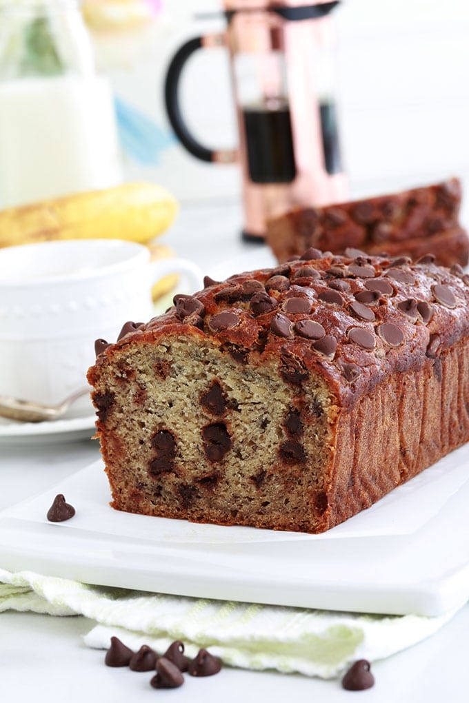 Ce banana bread aux pépites de chocolat est ultra moelleux. Recette inratable et anti-gaspillage (bananes très mûres), facile et rapide à préparer. Un seul bol, une fourchette, moins de 10 minutes de préparation!