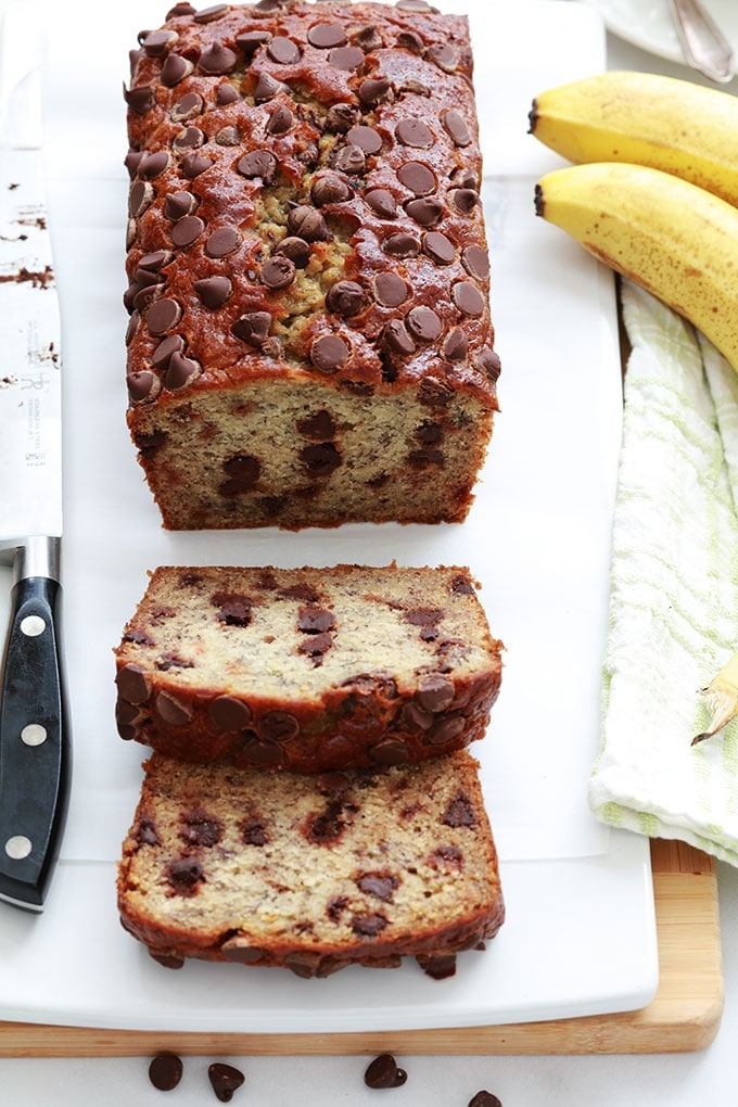 Ce banana bread aux pépites de chocolat est ultra moelleux. Recette inratable et anti-gaspillage (bananes très mûres), facile et rapide à préparer. Un seul bol, une fourchette, moins de 10 minutes de préparation!