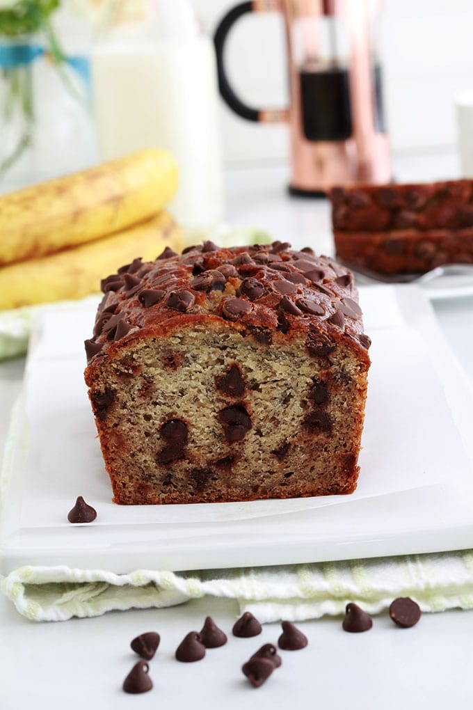 Ce banana bread aux pépites de chocolat est ultra moelleux. Recette inratable et anti-gaspillage (bananes très mûres), facile et rapide à préparer. Un seul bol, une fourchette, moins de 10 minutes de préparation!