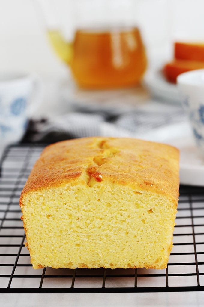 Cake ultra moelleux au yaourt pour écouler des jaunes d’oeufs restants. Très facile, parfumé et anti gaspillage. Vous pouvez garder la recette nature ou ajouter des fruits (frais, secs, au sirop), du chocolat, des noix, ...