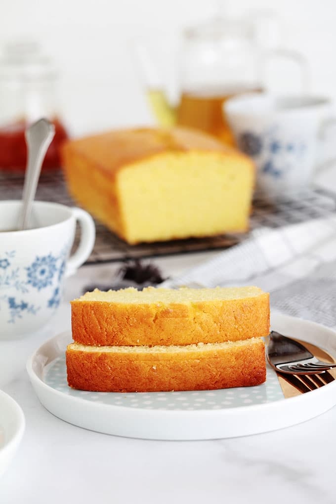 Cake ultra moelleux au yaourt pour écouler des jaunes d’oeufs restants. Très facile, parfumé et anti gaspillage. Vous pouvez garder la recette nature ou ajouter des fruits (frais, secs, au sirop), du chocolat, des noix, ...