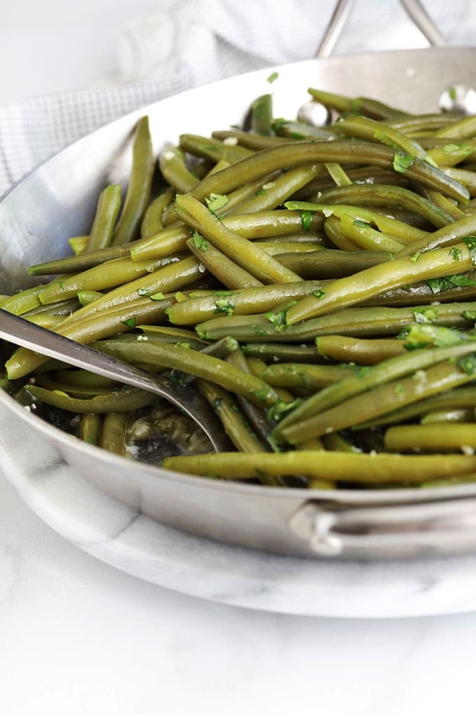 Ces haricots verts sautés au beurre, ail et persil sont magnifiques pour accompagner presque tout! La recette est simple et rapide. En plus, le plat est savoureux avec un minimum d'ingrédients. Et vous pouvez utiliser des haricots frais, surgelés ou en conserve. Que demander de plus ? :)