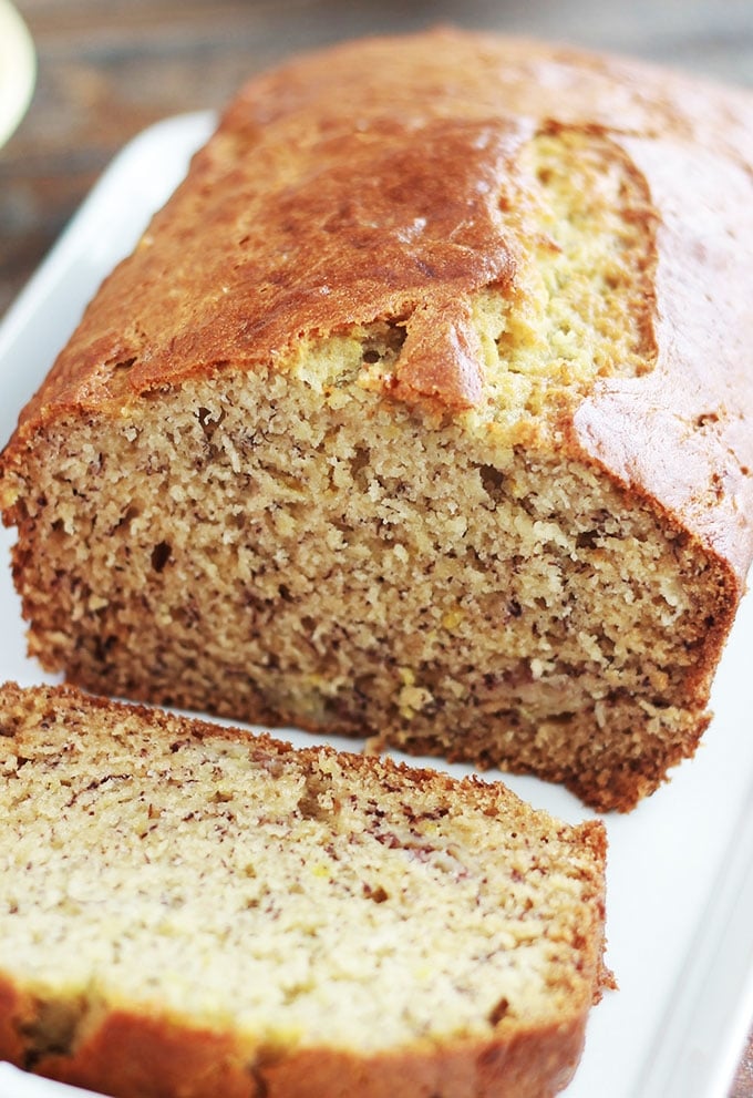 Recette du Banana bread américain classique, hyper moelleux. Facile, rapide à préparer et anti-gaspillage (utilise des bananes très mûres). Un saladier, une fourchette, pas besoin de batteur électrique!