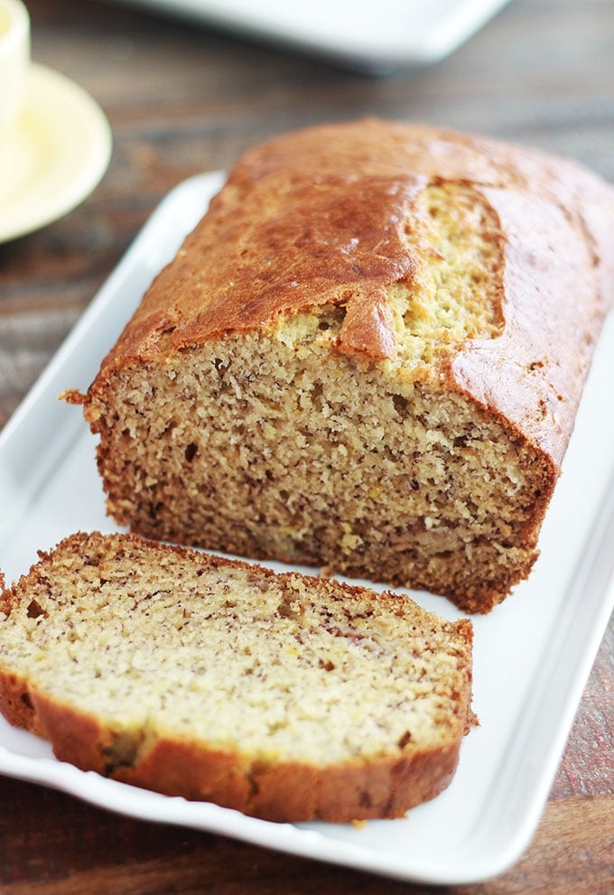 Recette du Banana bread américain classique, hyper moelleux. Facile, rapide à préparer et anti-gaspillage (utilise des bananes très mûres). Un saladier, une fourchette, pas besoin de batteur électrique!