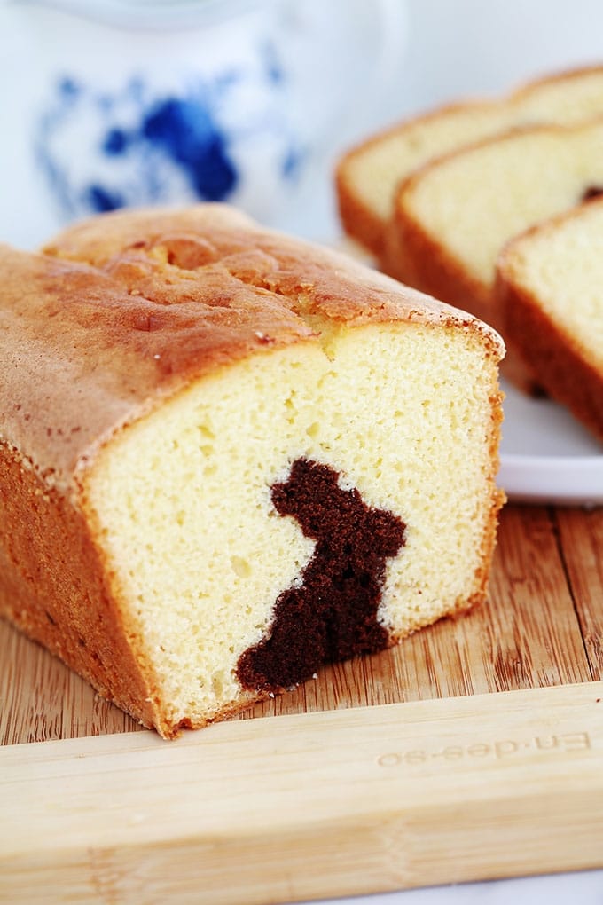 Gâteau surprise spécial Pâques (lapin caché) sur la base du gâteau au yaourt. Une recette très simple que vous pouvez réaliser avec les enfants. Deux pâtes : chocolat et nature. Il vous faut un emporte-pièce en forme de lapin (ou autres symboles de pâques) et un moule à cake.