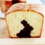 Gâteau surprise spécial Pâques (lapin caché) sur la base du gâteau au yaourt. Une recette très simple que vous pouvez réaliser avec les enfants. Deux pâtes : chocolat et nature. Il vous faut un emporte-pièce en forme de lapin (ou autres symboles de pâques) et un moule à cake.