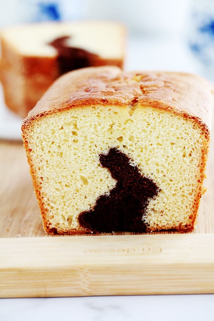 Gâteau surprise spécial Pâques (lapin caché) sur la base du gâteau au yaourt. Une recette très simple que vous pouvez réaliser avec les enfants. Deux pâtes : chocolat et nature. Il vous faut un emporte-pièce en forme de lapin (ou autres symboles de pâques) et un moule à cake.