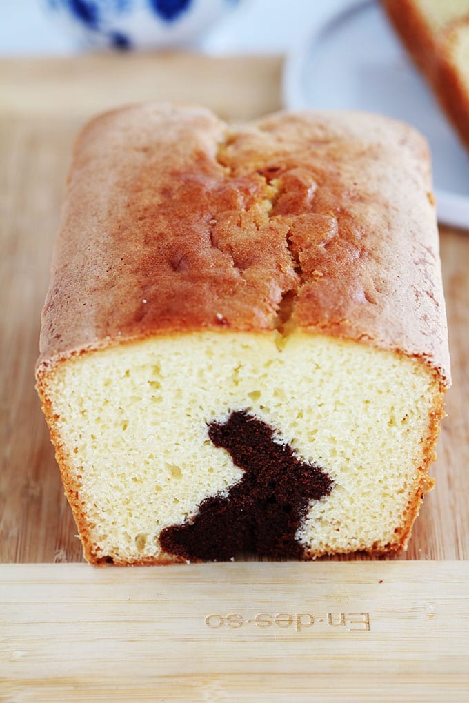 Gâteau surprise spécial Pâques (lapin caché) sur la base du gâteau au yaourt. Une recette très simple que vous pouvez réaliser avec les enfants. Deux pâtes : chocolat et nature. Il vous faut un emporte-pièce en forme de lapin (ou autres symboles de pâques) et un moule à cake.