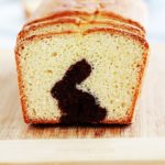 Gâteau surprise spécial Pâques (lapin caché) sur la base du gâteau au yaourt. Une recette très simple que vous pouvez réaliser avec les enfants. Deux pâtes : chocolat et nature. Il vous faut un emporte-pièce en forme de lapin (ou autres symboles de pâques) et un moule à cake.