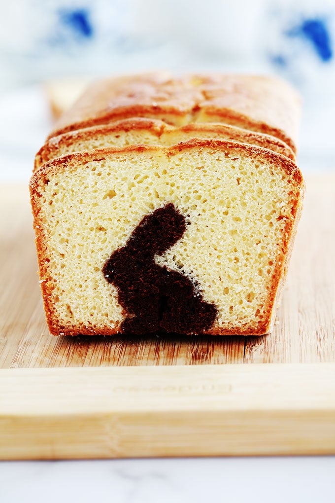 Gâteau surprise spécial Pâques (lapin caché) sur la base du gâteau au yaourt. Une recette très simple que vous pouvez réaliser avec les enfants. Deux pâtes : chocolat et nature. Il vous faut un emporte-pièce en forme de lapin (ou autres symboles de pâques) et un moule à cake.