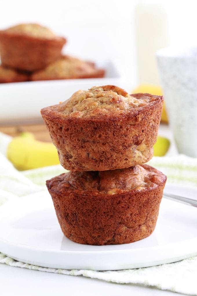 Délicieux muffins à la banane, très moelleux. Sur la base du banana bread classique. Recette facile, rapide et anti-gaspillage (utilise des bananes très mûres). Et pas besoin de batteur électrique!