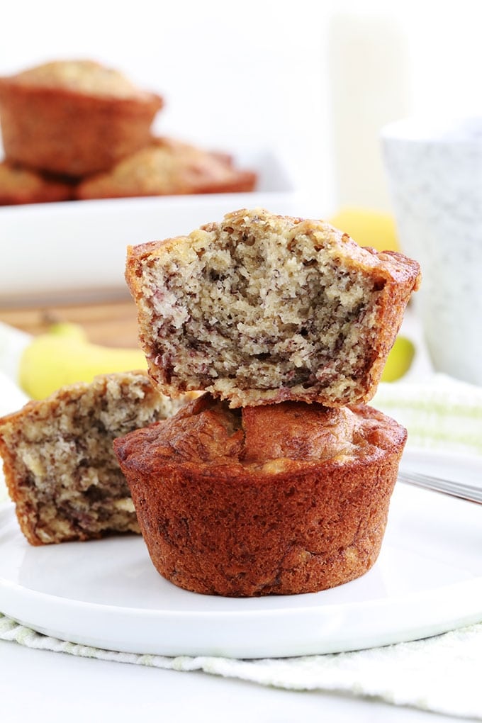 Délicieux muffins à la banane, très moelleux. Sur la base du banana bread classique. Recette facile, rapide et anti-gaspillage (utilise des bananes très mûres). Et pas besoin de batteur électrique!