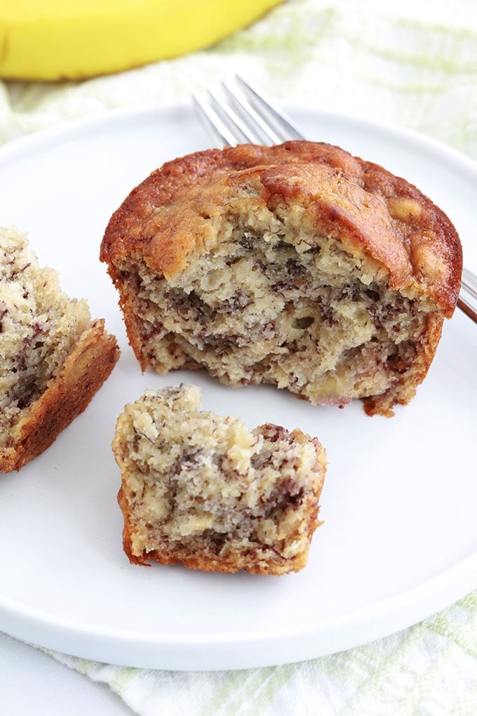 Délicieux muffins à la banane, très moelleux. Sur la base du banana bread classique. Recette facile, rapide et anti-gaspillage (utilise des bananes très mûres). Et pas besoin de batteur électrique!