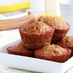 Délicieux muffins à la banane, très moelleux. Sur la base du banana bread classique. Recette facile, rapide et anti-gaspillage (utilise des bananes très mûres). Et pas besoin de batteur électrique!