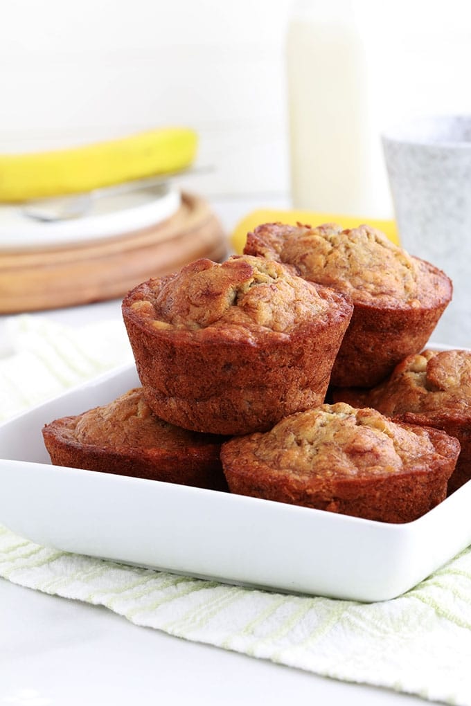 Délicieux muffins à la banane, très moelleux. Sur la base du banana bread classique. Recette facile, rapide et anti-gaspillage (utilise des bananes très mûres). Et pas besoin de batteur électrique!