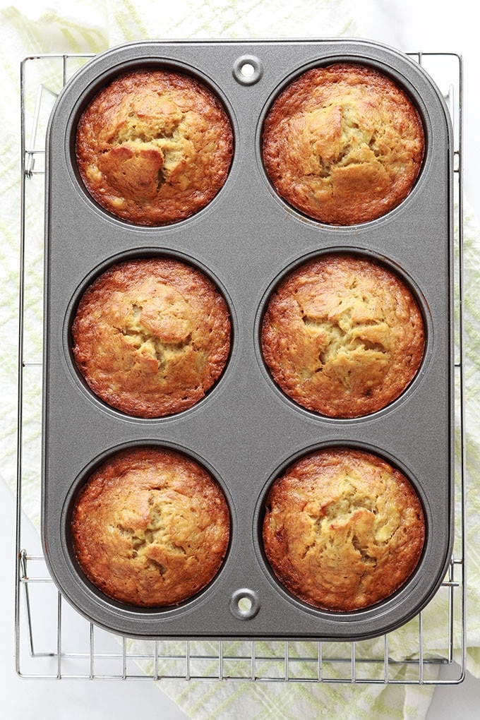 Délicieux muffins à la banane, très moelleux. Sur la base du banana bread classique. Recette facile, rapide et anti-gaspillage (utilise des bananes très mûres). Et pas besoin de batteur électrique!