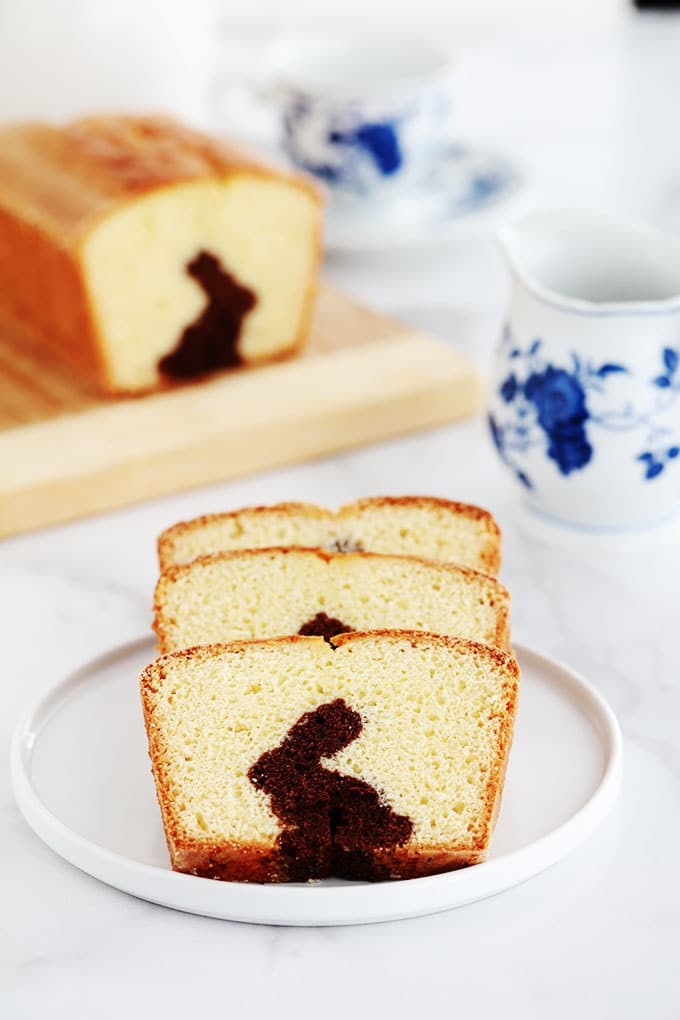 Gâteau surprise spécial Pâques (lapin caché) sur la base du gâteau au yaourt. Une recette très simple que vous pouvez réaliser avec les enfants. Deux pâtes : chocolat et nature. Il vous faut un emporte-pièce en forme de lapin (ou autres symboles de pâques) et un moule à cake.