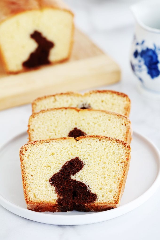 Gâteau surprise spécial Pâques (lapin caché) sur la base du gâteau au yaourt. Une recette très simple que vous pouvez réaliser avec les enfants. Deux pâtes : chocolat et nature. Il vous faut un emporte-pièce en forme de lapin (ou autres symboles de pâques) et un moule à cake.