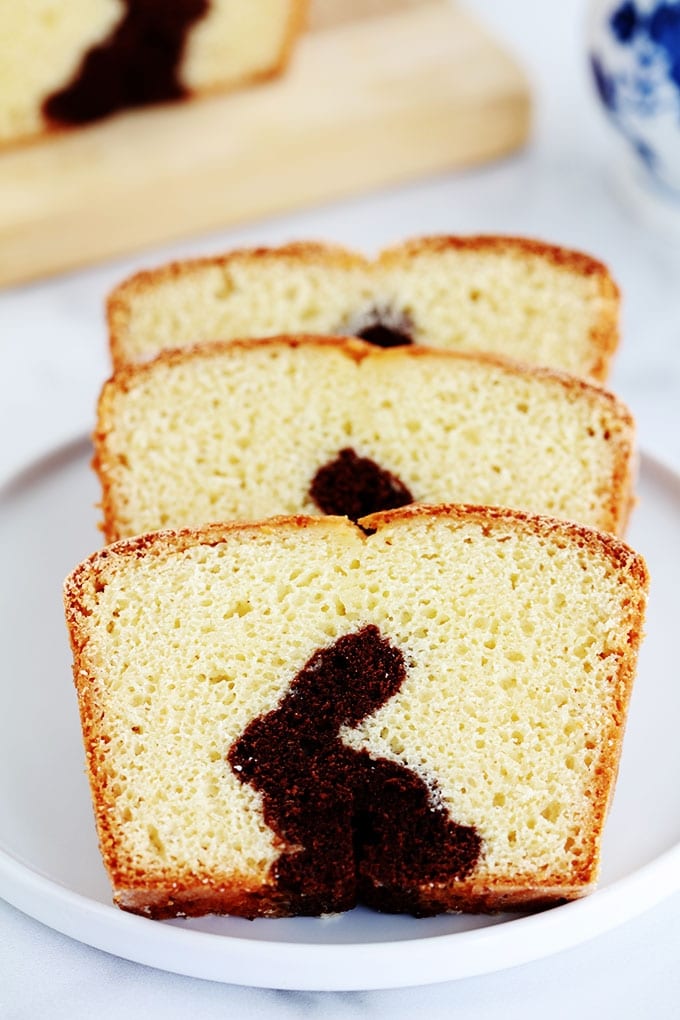 Gâteau surprise spécial Pâques (lapin caché) sur la base du gâteau au yaourt. Une recette très simple que vous pouvez réaliser avec les enfants. Deux pâtes : chocolat et nature. Il vous faut un emporte-pièce en forme de lapin (ou autres symboles de pâques) et un moule à cake.